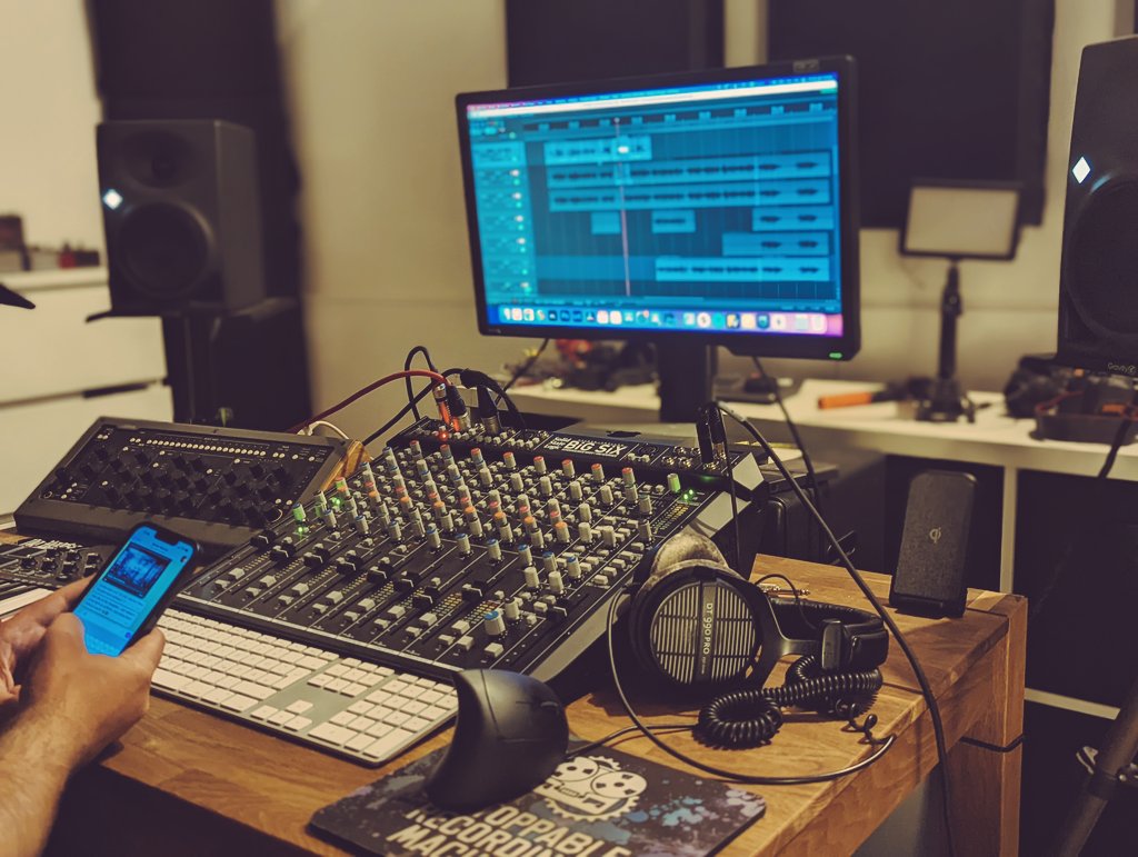 Cosmo_Smok's tweet photo. Hier wird gezaubert.. 🎤✌️ #KonsumEP #musik #einskommanullneun #hiphop https://t.co/xcxEOBhUi8