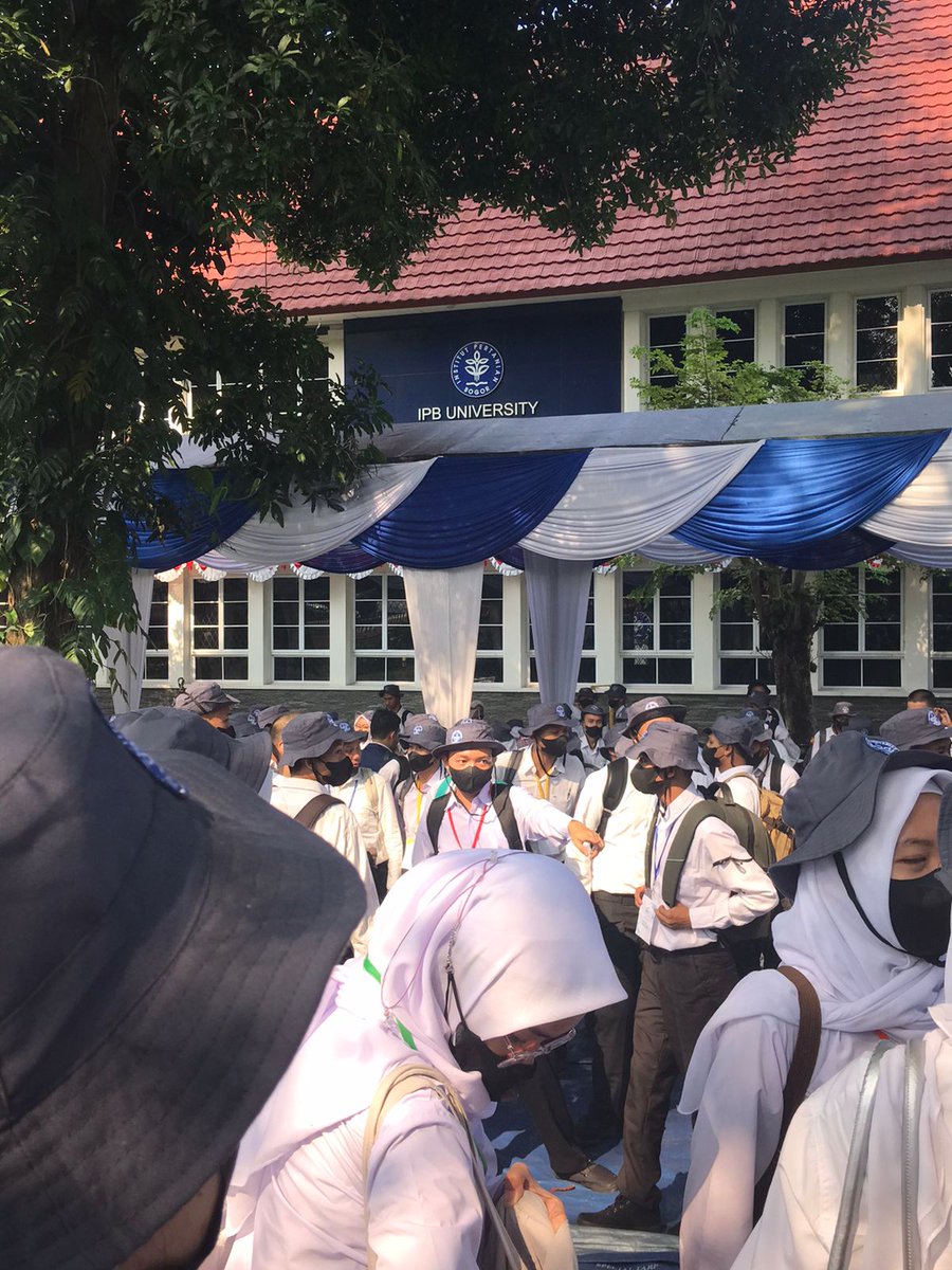 maevaaa3v4's tweet photo. Day 1 MPKMB 59 Sekolah Vokasi IPB serame iniiii se seruuu inii hehe #VOKASIIMPACK #MPKMB59SVIPB https://t.co/4glDU29b44