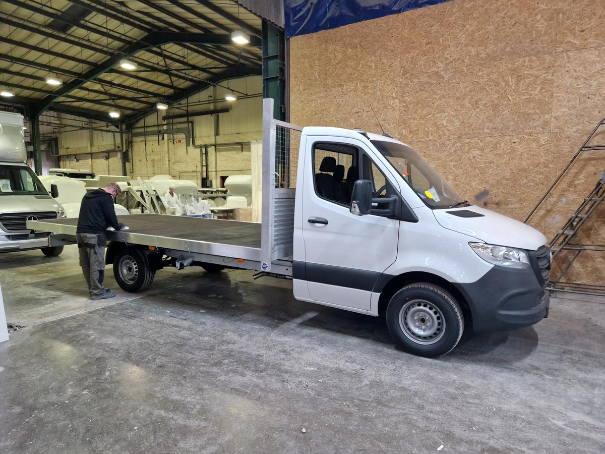Max length, max width flatbed built for Joe Ellor from Midlands Truck &amp; Van Ltd / Mercedes-Benz Vans UK.

Unitech Engineering Ltd

#loveaflatbed
#oldschool
#notjustanybody