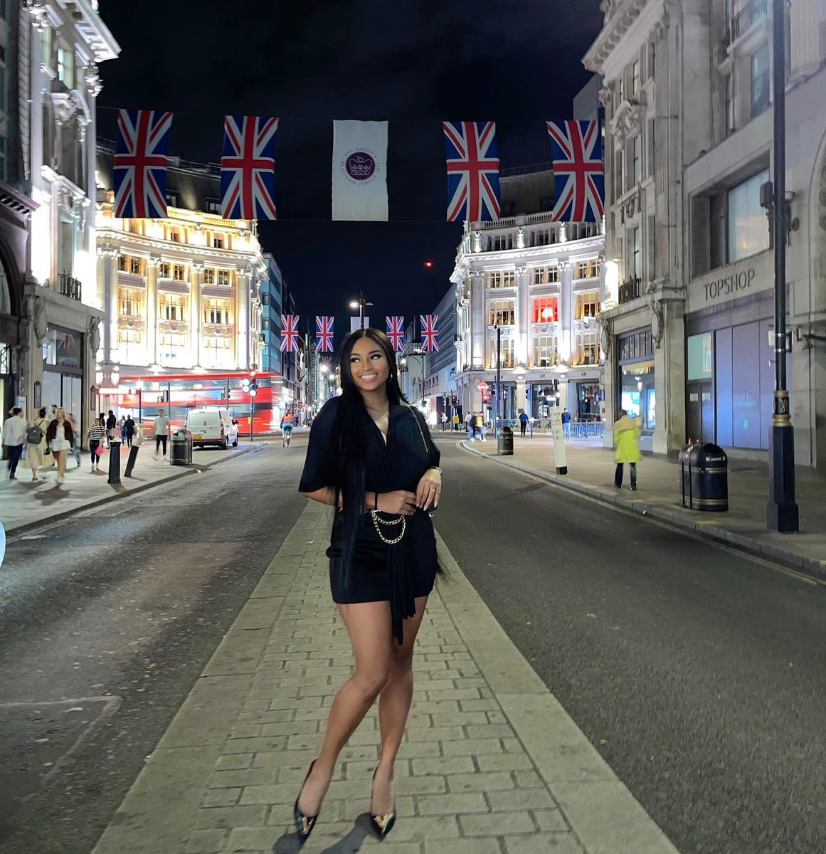 OxfordStreetW1's tweet photo. Summer evenings on Oxford Street are always a vibe…
The stunning @NashairaBelisa paid us a visit at the weekend 📸💙
#OxfordStreet #starscomeout #SummerinLondon #photography #visitLondon #OxfordStreetLondon #Londonshopping #OnlyintheWestEnd #letsdoLondon https://t.co/dhrCelfKLr