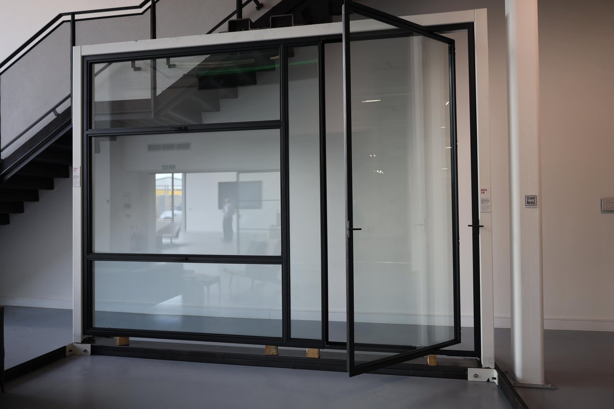 One of the newest additions to the #glazingshowroom is the #thermallybrokensteel window and #steeldoors, perfect for #modernindustrialarchitecture

Check out the #steelglazingsystems at the showroom here >>> iqglassuk.com/steel-framed-g…