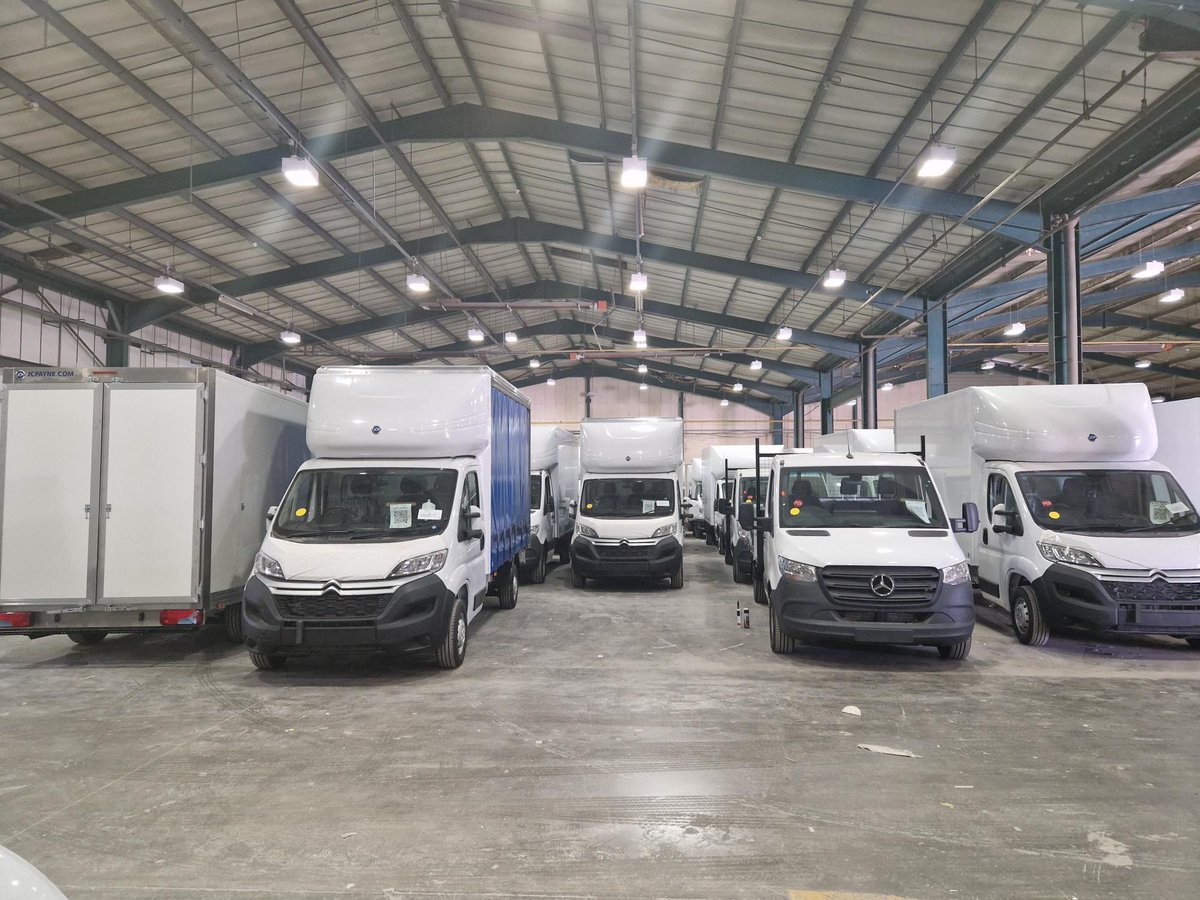 JCPayneUK's tweet photo. Happy Tuesday everybody!

My 6am stroll around the factory shows all the usual facets of the business, from SPV to the repair lines, to the luton/box line, to the curtain line, into Finishing and on to Pdi
Just WOW!!

#busybusybusy
#lovinglife
#notjustanyfactory
#notjustanybody https://t.co/9UC45GyTen