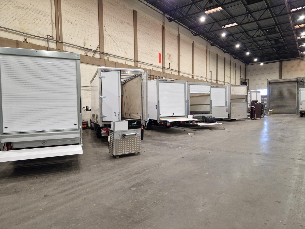 JCPayneUK's tweet photo. Happy Tuesday everybody!

My 6am stroll around the factory shows all the usual facets of the business, from SPV to the repair lines, to the luton/box line, to the curtain line, into Finishing and on to Pdi
Just WOW!!

#busybusybusy
#lovinglife
#notjustanyfactory
#notjustanybody https://t.co/9UC45GyTen