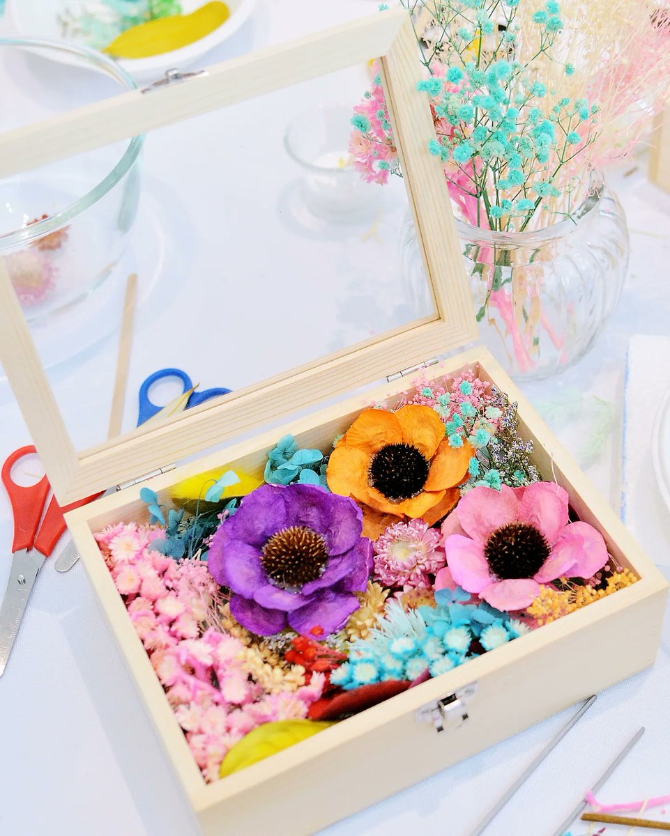 ChanonWakeShop's tweet photo. ผลงานสวยๆ ของผู้ร่วมเวิร์กชอป Happy Flower Box นำไปมอบของขวัญให้คนพิเศษครับ
#รับจัดเวิร์คช็อป
Tel.0619656999
#workshop #DIY #event #Bangkok #เวิร์คช็อป #เวิร์กชอป #กิจกรรม #ดอกไม้ในกล่อง #กล่องดอกไม้ #สอนจัดดอกไม้ #ดอกไม้กล่อง #flowerbox #boxflower #รับจัดเวิร์กชอป #คราฟท์ https://t.co/25TORkjduD