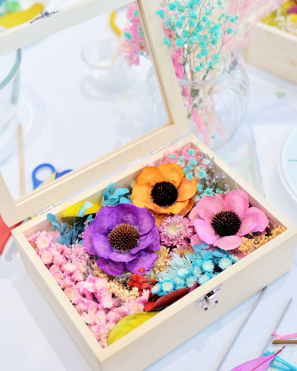 ChanonWakeShop's tweet photo. ผลงานสวยๆ ของผู้ร่วมเวิร์กชอป Happy Flower Box นำไปมอบของขวัญให้คนพิเศษครับ
#รับจัดเวิร์คช็อป
Tel.0619656999
#workshop #DIY #event #Bangkok #เวิร์คช็อป #เวิร์กชอป #กิจกรรม #ดอกไม้ในกล่อง #กล่องดอกไม้ #สอนจัดดอกไม้ #ดอกไม้กล่อง #flowerbox #boxflower #รับจัดเวิร์กชอป #คราฟท์ https://t.co/25TORkjduD