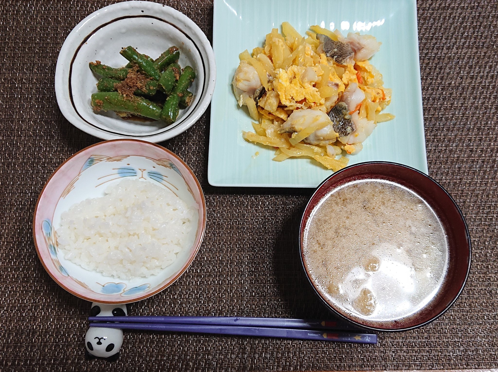 るん 今日の晩ご飯 甘塩鱈とじゃがいもの ふわふわ卵炒め インゲンの胡麻和え 茄子と油揚げのお味噌汁 ごはん 鱈の ホイル焼きにしようかなって思ったけどマンネリ化してるから変えました じゃがいもはカリッと 鱈はふわっと美味しいです 火曜日