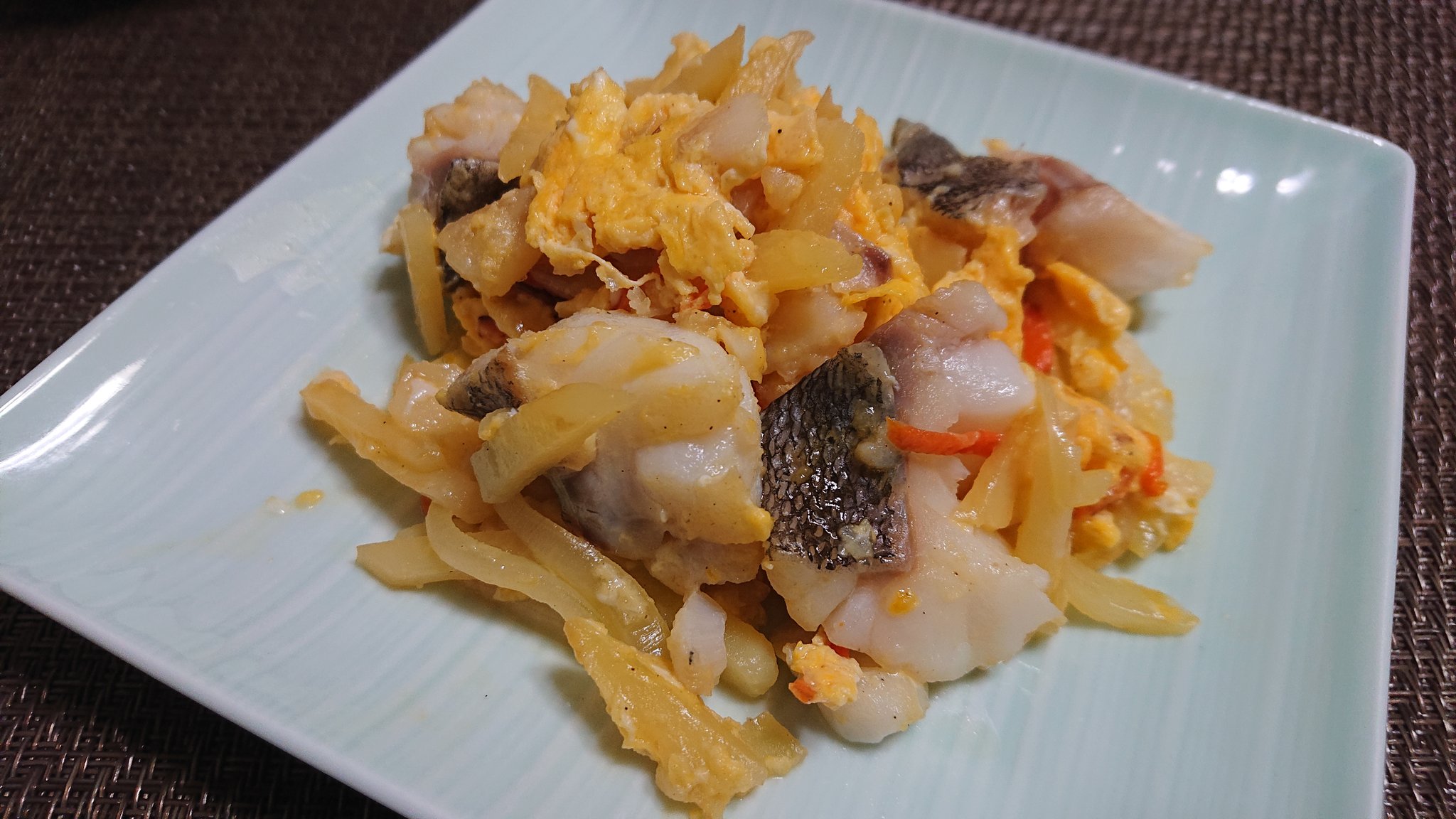 るん 今日の晩ご飯 甘塩鱈とじゃがいもの ふわふわ卵炒め インゲンの胡麻和え 茄子と油揚げのお味噌汁 ごはん 鱈の ホイル焼きにしようかなって思ったけどマンネリ化してるから変えました じゃがいもはカリッと 鱈はふわっと美味しいです 火曜日