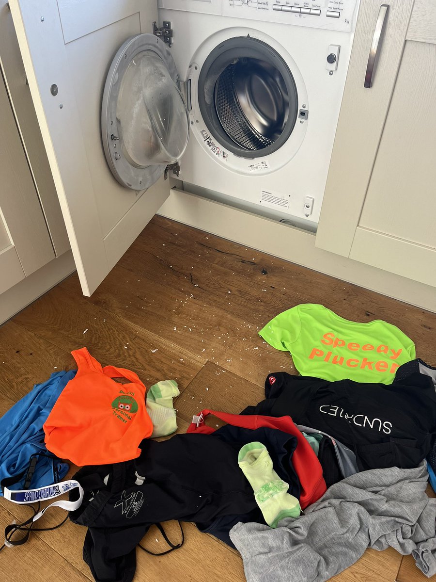 Pluckybird68's tweet photo. Does anyone else have a tissue pixie in their washing machine? Iβm sure I checked all my pockets but every time there will be one in there π€ͺπ€ͺ #tissues #kitwash #triathlontraining #pixies @Sundried #swimbikerun #220gram https://t.co/hIJdbTCK3D