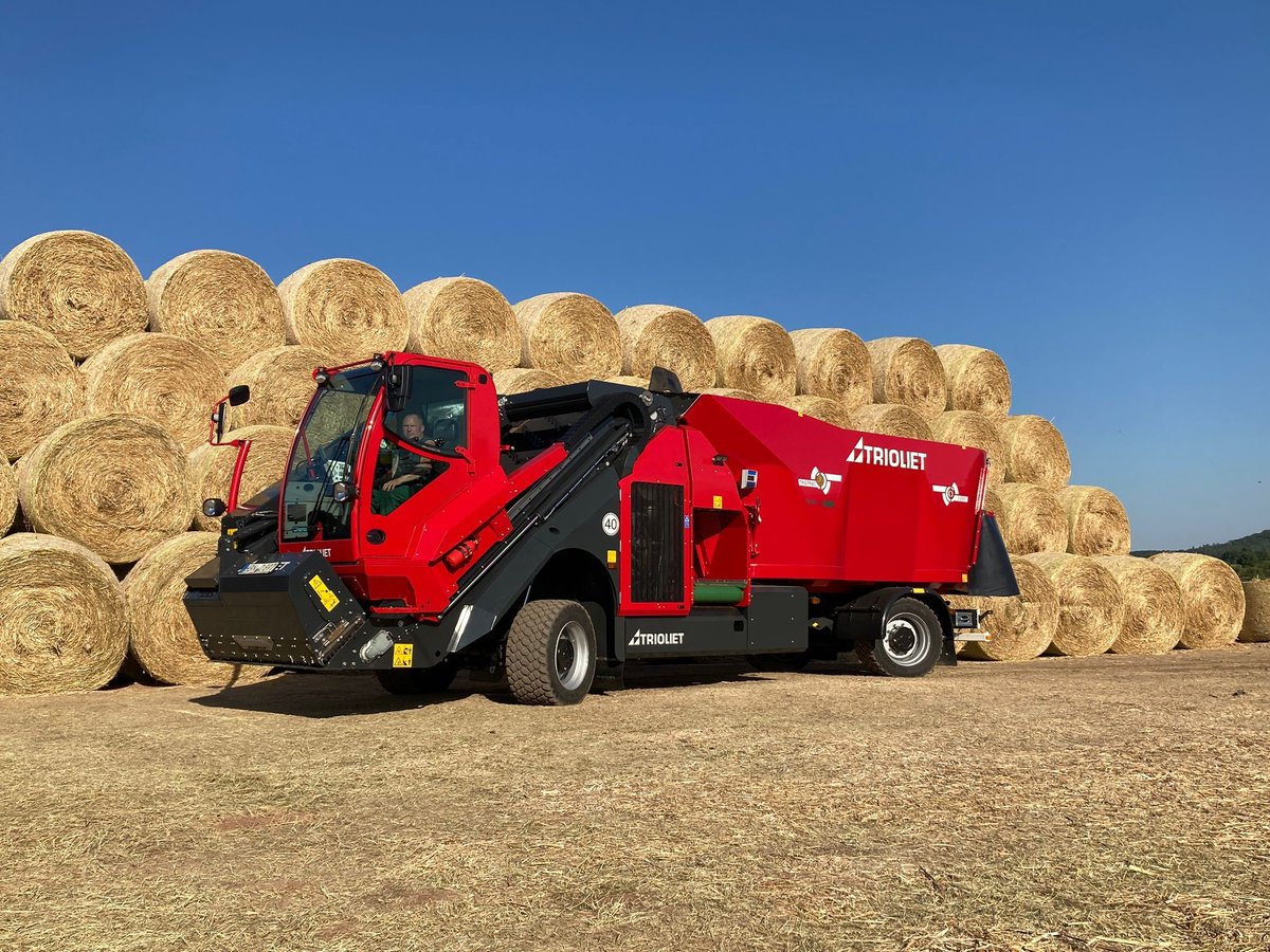 Onze dank voor het vertrouwen gaat uit naar de klant in het mooie zuiden van Thüringen 🇩🇪. We wensen hen veel succes met de machine! Dankzij speciale aanpassingen past de machine ook in lage, oude stallen. 
#innoverenipvsaneren #zelfrijder #zelfrijdendevoermengwagen