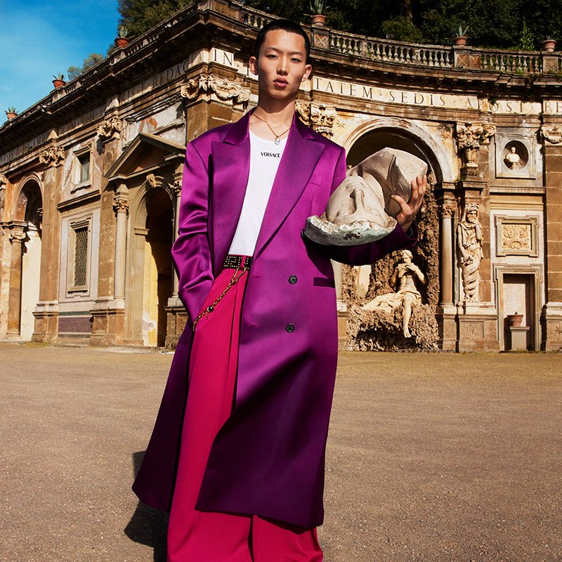 Versace's tweet photo. 2022年秋冬コレクションはhttps://t.co/3RxPsl5lmpで。