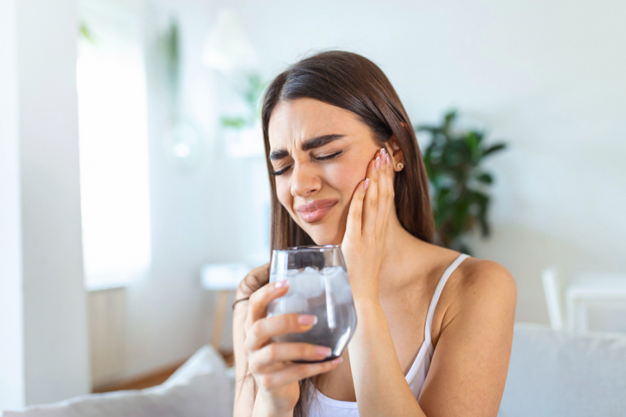 En verano, el consumo de bebidas frías y el cambio de hábitos alimenticios pueden provocar sensibilidad dental. La prevención y acudir al dentista si persiste el dolor es importante para disfrutar de una buena salud bucodental durante las vacaciones.

👉🏻 consejodentistas.es/comunicacion/a…