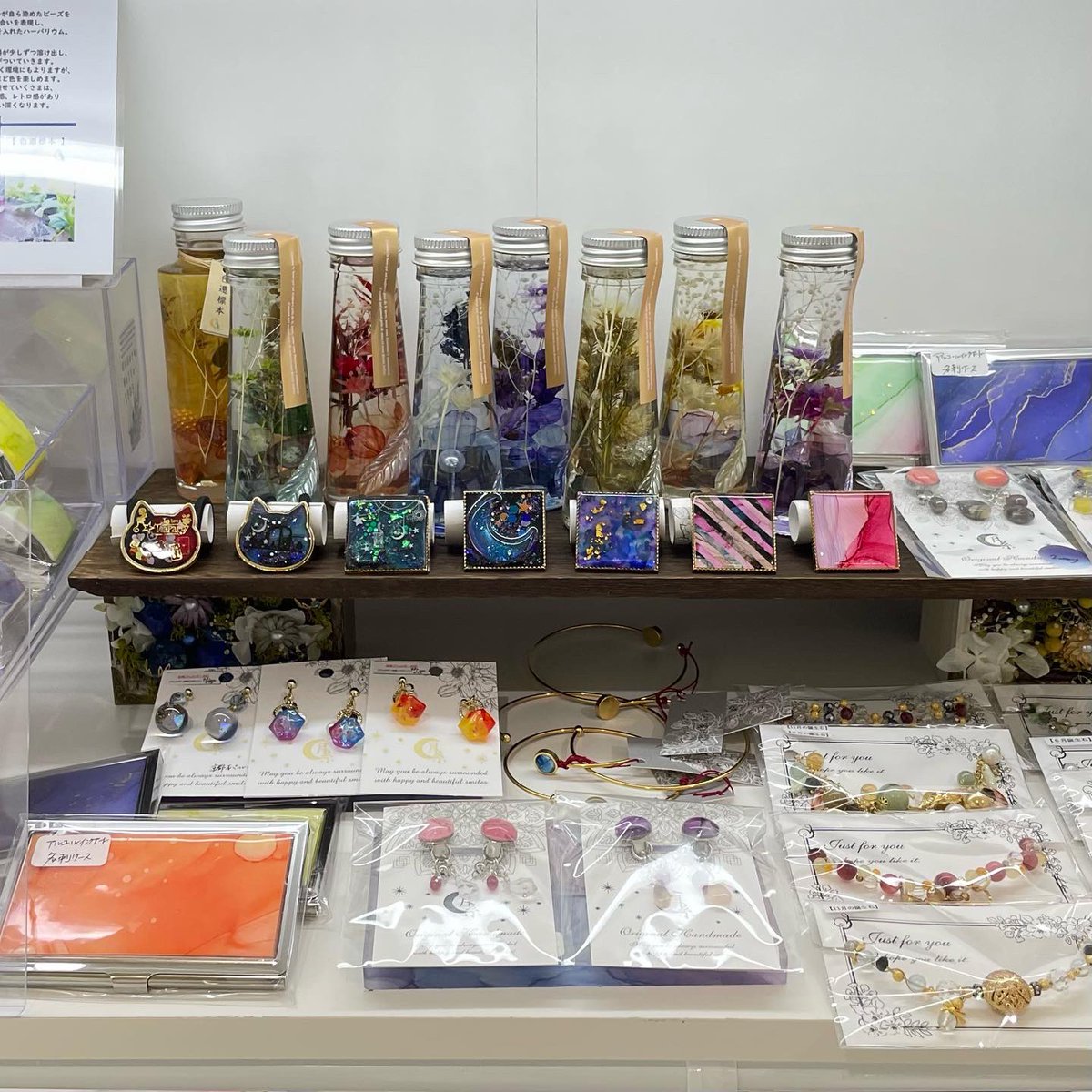 tsuki_ito0229's tweet photo. 本日草加市の
CandyColorさんへ納品に行きました!
写真は現在のBOX。
納品したものは来週の営業日にインスタライブで配信紹介となります。
現在のBOXのものでもDMでご購入頂けるのでチェックしてください💓
#CandyColor
#草加市 #草加市ハンドメイド #埼玉ハンドメイド #越谷ハンドメイド https://t.co/qNkyVrZuuL