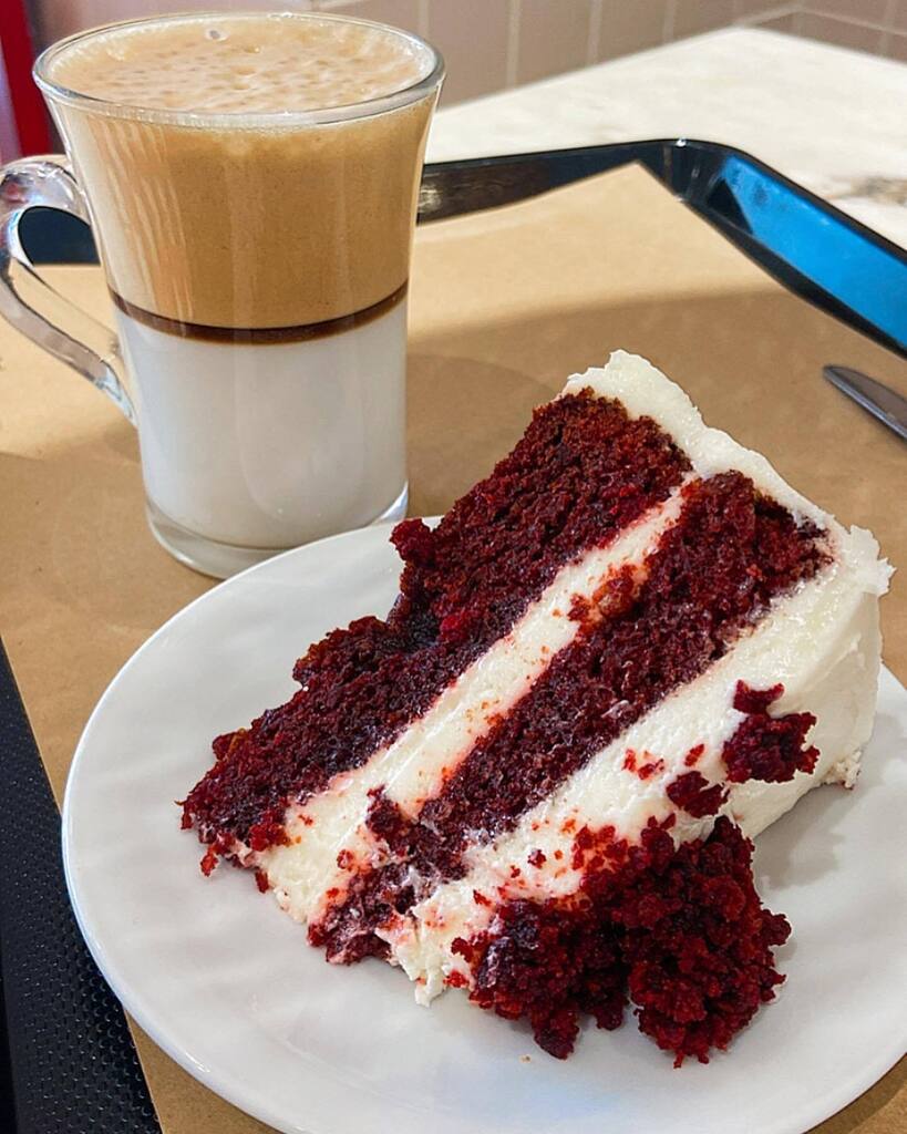 eucomi's tweet image. 🍰 RED VELVET
💸 €2,70 ⭐️ Nota: 9

📜 Entramos em uma Padaria Portuguesa, rede com muitas unidades aqui em Lisboa, e pedimos um bolo tipicamente não lusitano: o red velvet 😂
Bem gostoso e fofinho, fatia super generosa, com aquele creme delícia, preç… instagr.am/p/ChCIFf2tM4U/