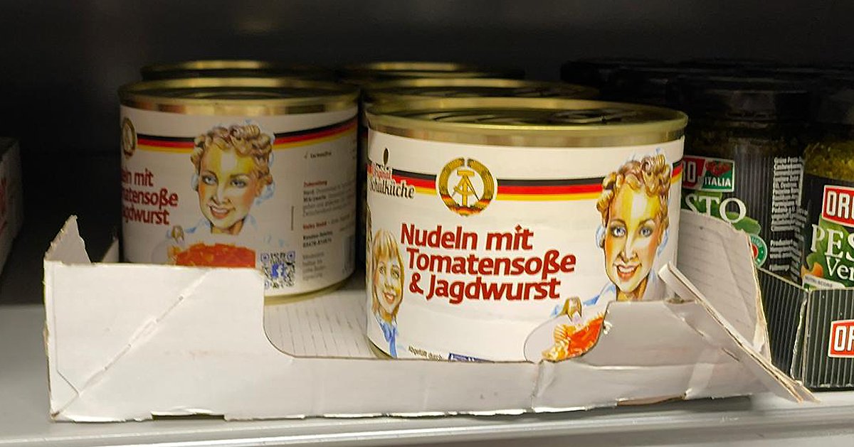 BAufarbeitung's tweet photo. Vor dem #Jahrestag des #Mauerbaus verstecken sich @rewe_group &amp; @REWE_Supermarkt hinter ostdeutschen Kundenwünschen, um Konservendosen mit dem DDR-Staatswappen zu rechtfertigen. Für d. Direktorin unserer Stiftung ist dies Ausdruck von #Geschichtslosigkeit.
https://t.co/ACY3lzg96e https://t.co/T6QT0YSdeU