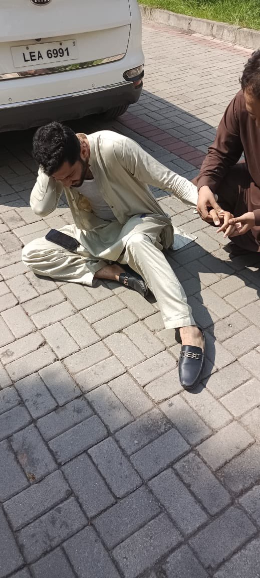 MuradSaeedPTI's tweet image. شہباز گل کی گاڑی پر حملہ آور ہوئے،اسٹنٹ پر تشدد کیا، شہباز گل کو اغوا کر لیا گیا۔