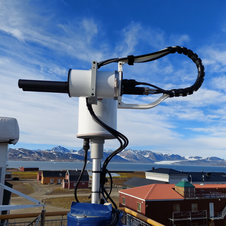 evdc_team's tweet photo. Operating instruments in the Arctic has some challenges, but there are also good opportunities to collect data when the sun never sets #MidnightSun  #NHSummer #Arctic #NyÅlesund #Pandora #EVDC #SIOS Photo by: Dorothea Schulze, NILU https://t.co/XE5F2kj5uD
