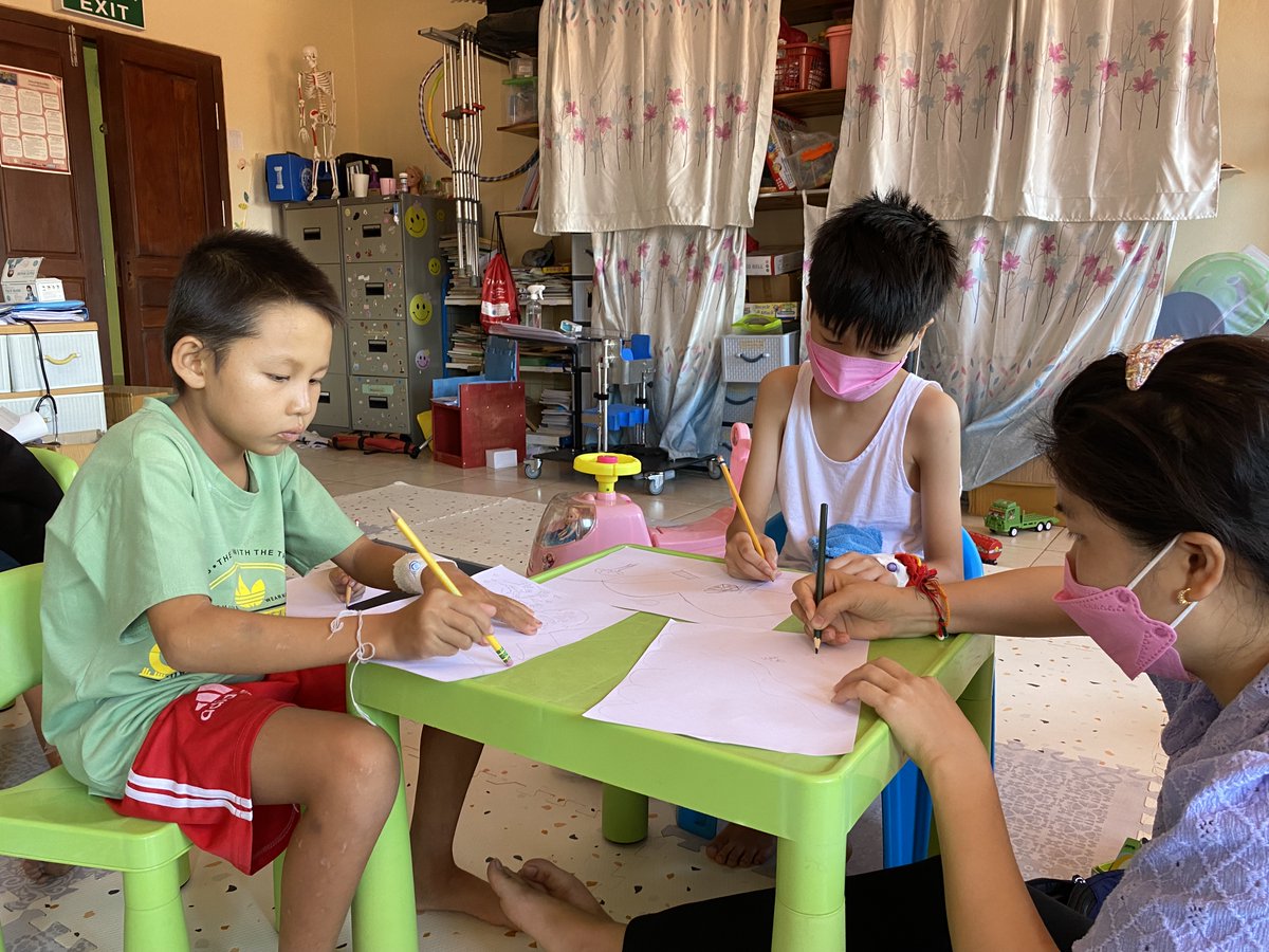 fwabnyc's tweet image. LFHC recently hosted an art workshop for long-term patients. They were tasked with creating designs to help the team re-decorate the X-ray room. 

The aim is to create a calm, relaxing space for patients. The hospital has partnered with @AnoukFoundation for this project! 💚