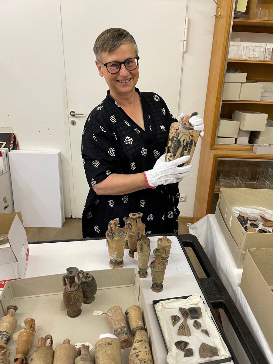 AGlyptothek's tweet photo. #Puzzeln im #Museum: Welches Fragment passt an?
Dr. Bettina Kreuzer (Freiburg) erforscht gerade unsere schwarzfigurigen Lekythoi und Alabastra - antike #Parfumflakons aus dem 6./5. Jh. v. Chr. - zur Veröffentlichung im Corpus Vasorum Antiquorum (#CVA).
#greekart @badw_muenchen https://t.co/kThz84Yr1L