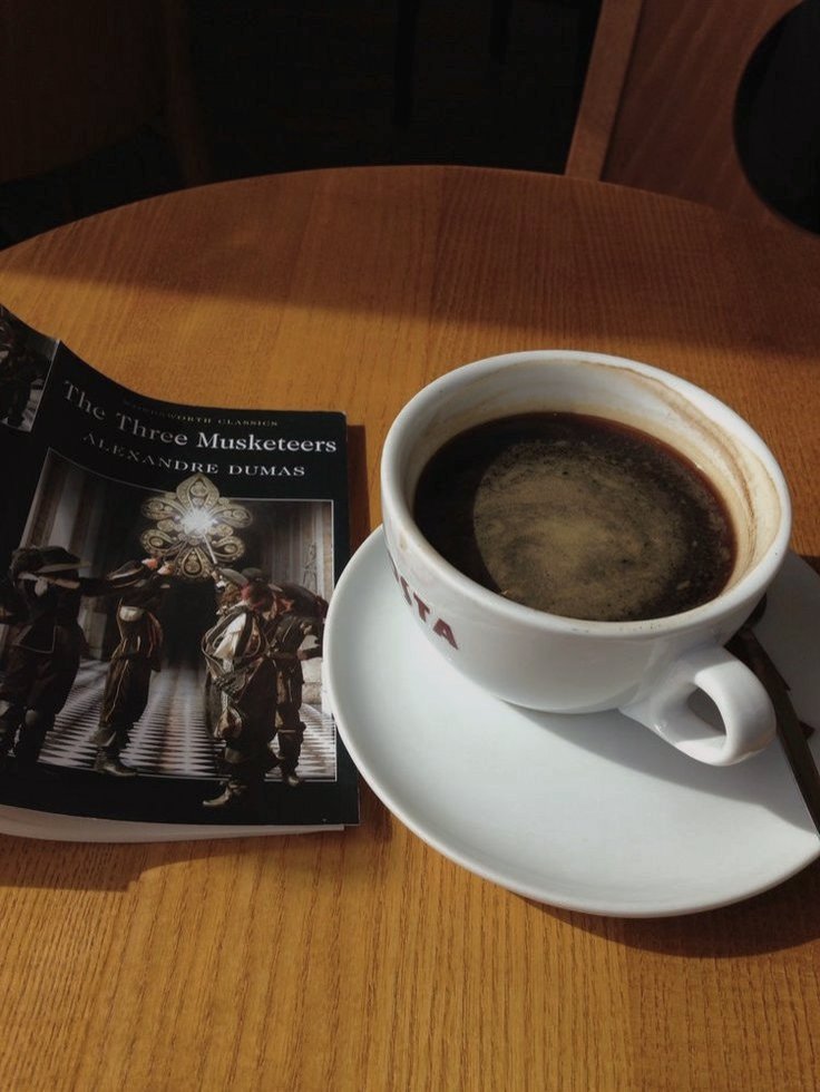 helluxfr's tweet image. ㅤㅤㅤ── Bom dia.
Nada como um bom café amargo e uma boa leitura em uma cafeteria longe da minha zona residencial para começar a manhã.