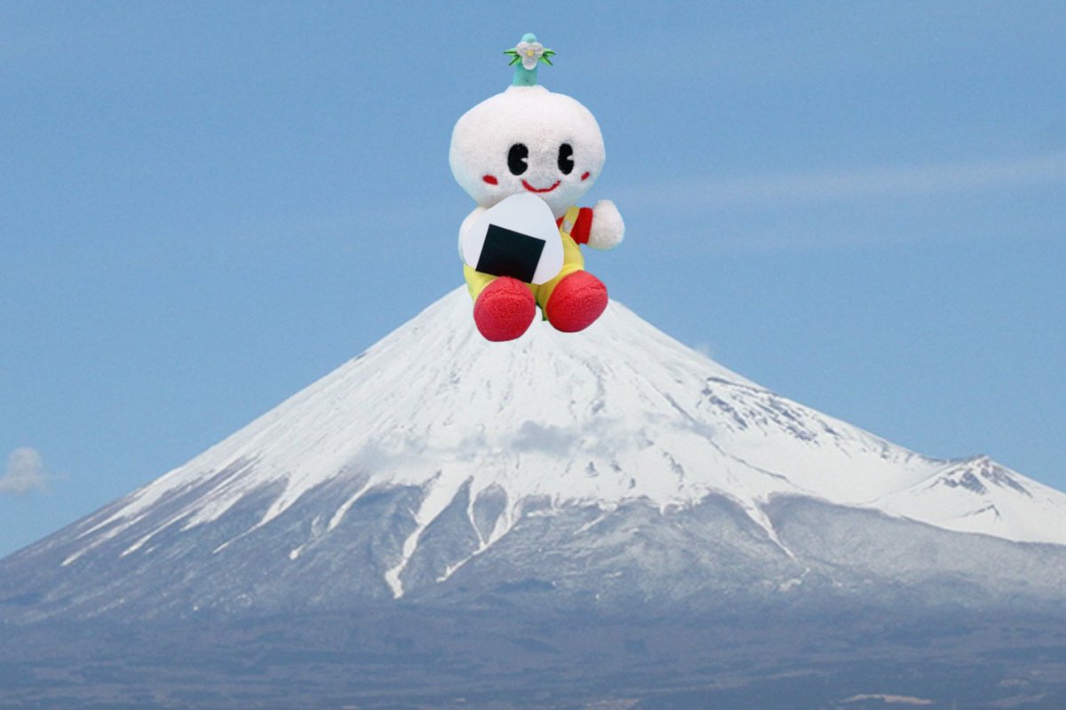 今日8月11日は「＃山の日」！⛰

日本一高い「富士山」とツーショットを撮ってきたよ♪
ついでに、山頂でおにぎり食べちゃった～🍙 (•´～`•)

#すいたん　#富士山
＃雑コラ　＃やりたい放題