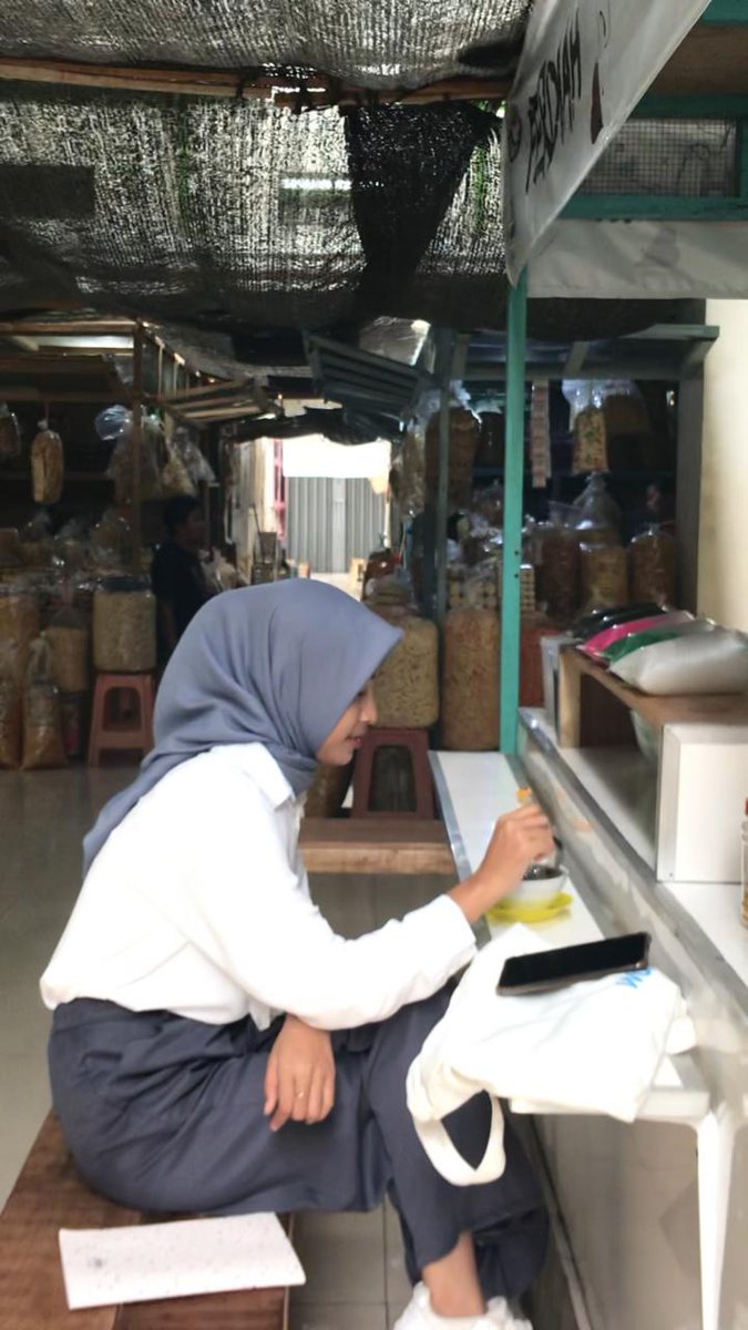 maevaaa3v4's tweet photo. Ngerjain tugas yang paling seruu sekalian nyobain dawet khas purworejo. Es Dawet Mba Ferdiah yang ada di pasar Baledono niihhh,, jadi ini tugas aksi kita aku bantu mempromosikan gituu,, seneng banget ya kalo kita bisa bantu orang..
#VOKASIIMPACT
#MPKMB59SVIPB https://t.co/THpZdFhm0I