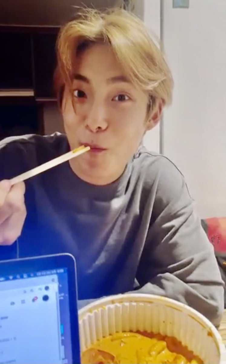 T_als32's tweet photo. Just on Yuchanβs vlive minding his business and eating.. but LOOK AT HIM!!
π
#ACE #μμ΄μ€ #ACE_vlive #ACE_Junhee #ACE_Yuchan #ACE_JunChan #ParkJunhee @official_ACE7 https://t.co/4VbophTDzM