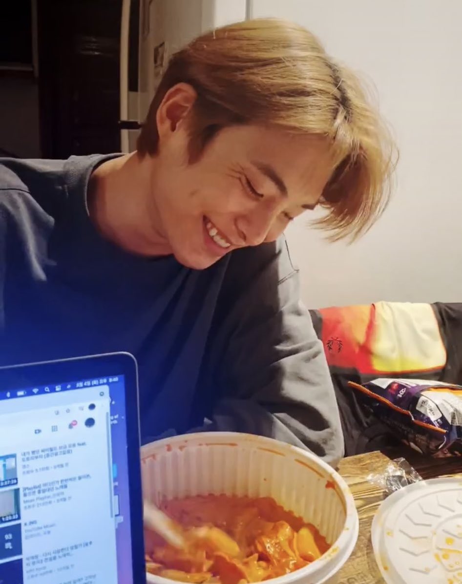 T_als32's tweet photo. Just on Yuchanβs vlive minding his business and eating.. but LOOK AT HIM!!
π
#ACE #μμ΄μ€ #ACE_vlive #ACE_Junhee #ACE_Yuchan #ACE_JunChan #ParkJunhee @official_ACE7 https://t.co/4VbophTDzM