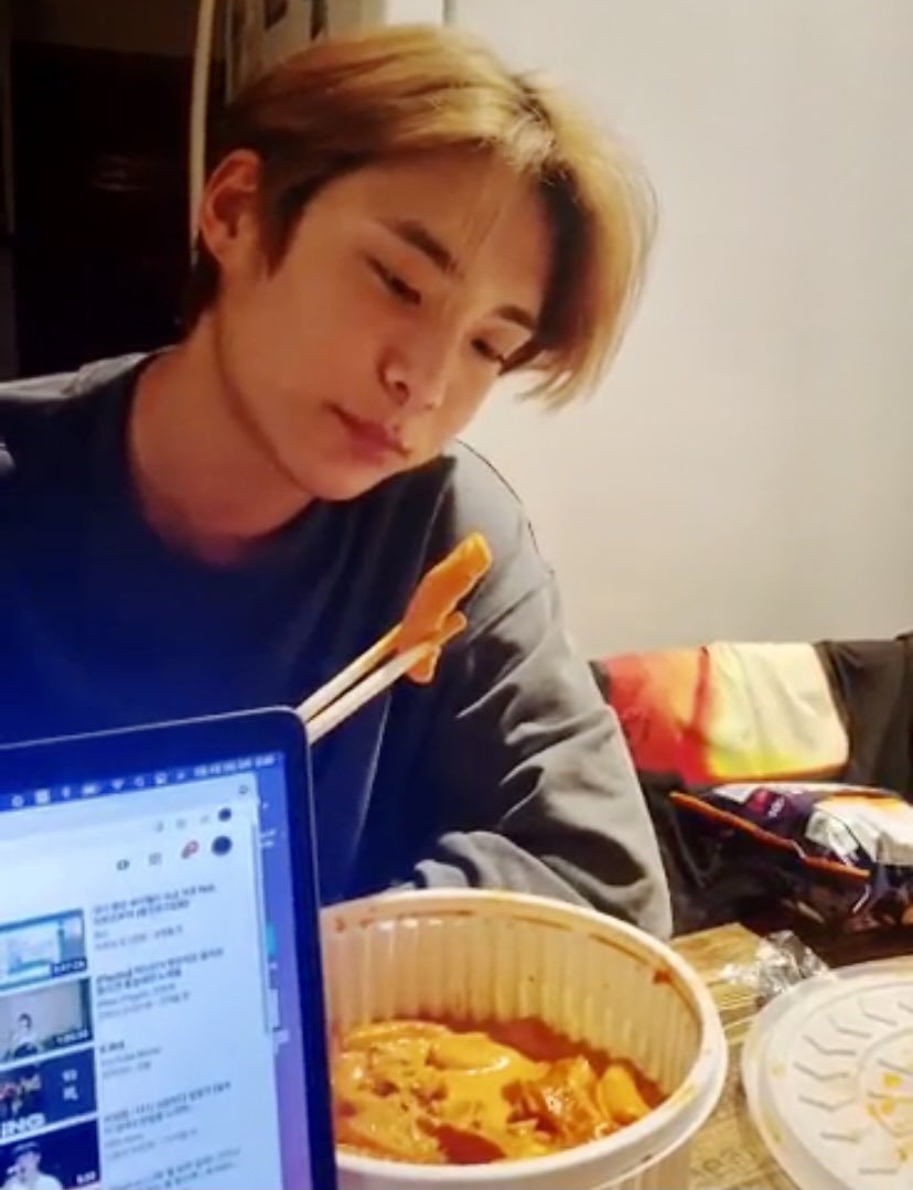 T_als32's tweet photo. Just on Yuchanβs vlive minding his business and eating.. but LOOK AT HIM!!
π
#ACE #μμ΄μ€ #ACE_vlive #ACE_Junhee #ACE_Yuchan #ACE_JunChan #ParkJunhee @official_ACE7 https://t.co/4VbophTDzM