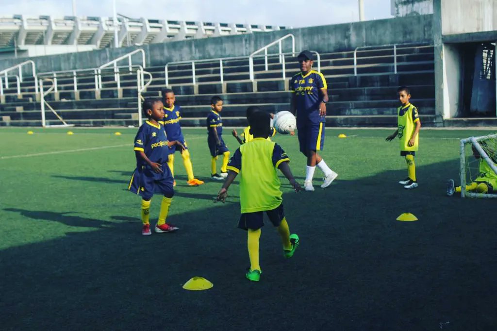 f8ballersafrica's tweet photo. Meet Coach TA and the #PreciousTeam. 

Officially in the welfare team, TA completed her @englandfootball EE PLAYMAKER COURSE, and is passionately learning the ropes while also dedicating time to further studies of the game. She's inspired to coach children and has been awesome... https://t.co/IfiacpxS3B