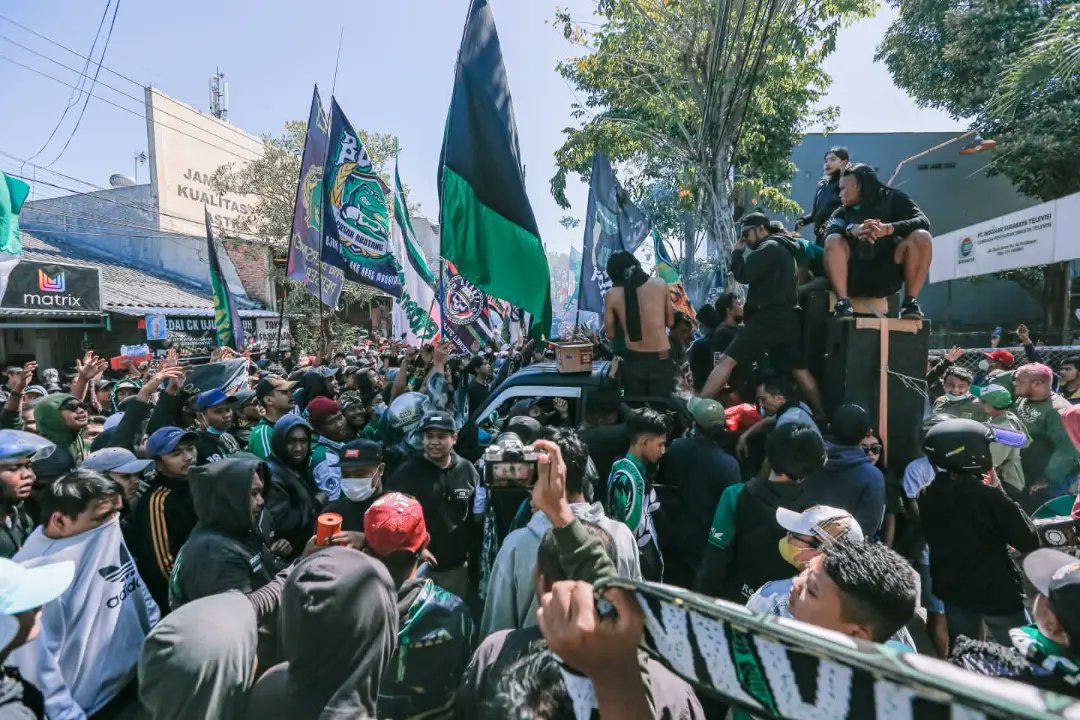 persebayaupdate's tweet photo. Terima kasih dan apresiasi untuk dulur-dulur Bonek yang terus menyuarakan dan memperjuangkan sikap serta gagasan untuk kemajuan sepak bola tanah air. Bonek dan manajemen Persebaya sepakat bahwa kick-off  Liga 1 di atas 19.00 WIB tidak baik untuk sepak bola secara keseluruhan. https://t.co/k1O6R2ql2c