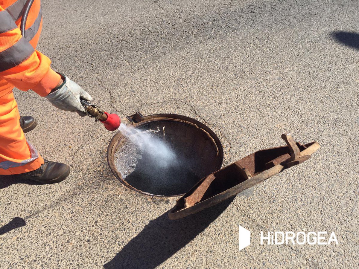veolia_rmurcia's tweet photo. ¿Ya estás de vacaciones? ¡Disfrútalas! ⛱
👷🏻En Hidrogea seguimos trabajando para que todo fluya con normalidad en tu ciudad. 
☀️Con este calor toca intensificar la desinsectación de 13.612 imbornales de alcantarillado para controlar ratas e insectos 🐀.
#LasCarasDelAgua https://t.co/7UkQ673Cd8
