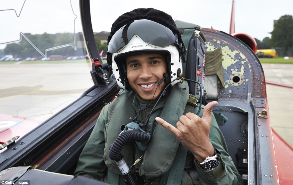 🛩️ Lewis Hamilton, Top Gun: Maverick filminde bir savaş pilotunu oynaması için teklif aldığını açıkladı. Fakat Britanyalı pilot, film çekimlerinin Formula 1 takvimiyle çakışması nedeniyle bu teklifi reddetmek zorunda kalmış.