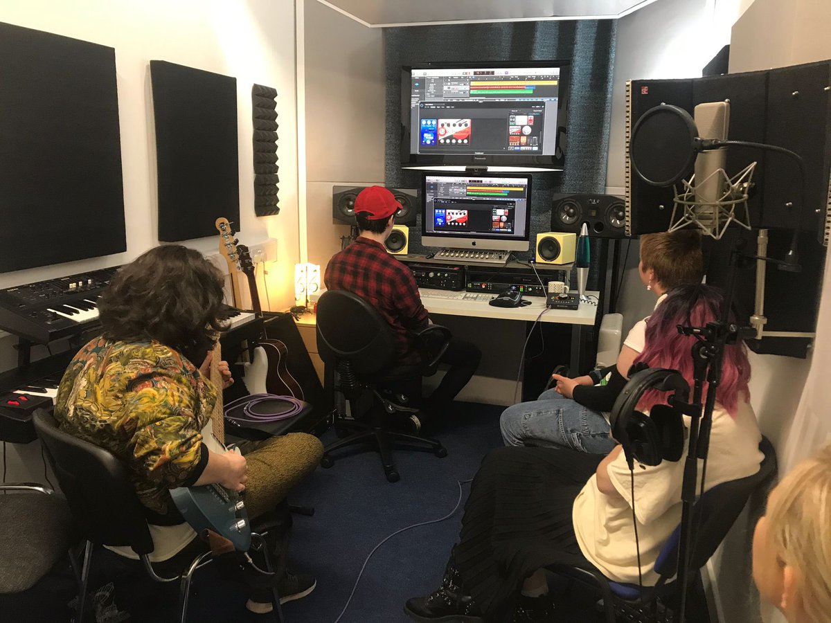 ampcicNE's tweet photo. We had such a blast last night at @ProductionRm_NE delivering the first taster session for the Making Tracks programme in partnership with @Sage_Gateshead 

Huge thanks to @ampcicNE tutor @hollysounds and all the young people who came along and make it such a fun session! https://t.co/6VWnODQjbc