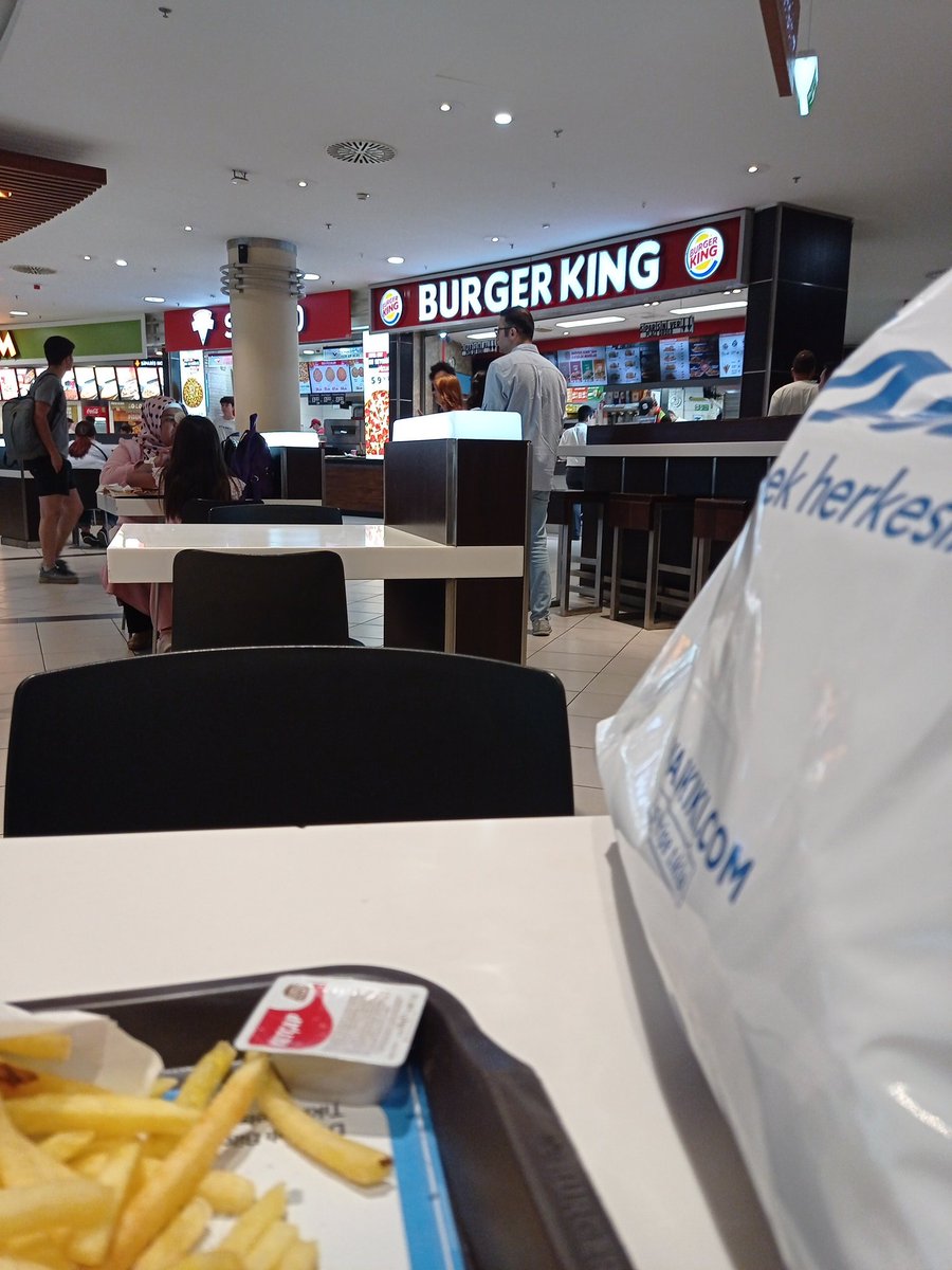 _oguzhanguzel's tweet image. Sivilde: Bir daha bk yemem
Askerde me: bk yemek için şafak saymak. #burgerking #someproblems