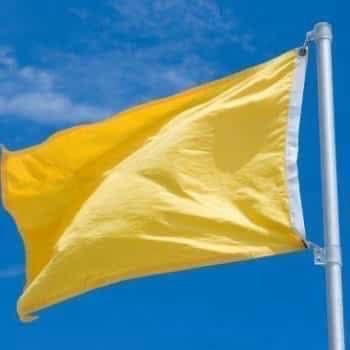 Ivm oostenwind hangt de gele vlag. Drijfmiddelen, maar ook zwemmers, drijven snel af en kunnen dan lastig terugkomen.
-Blijf met opblaasobjecten dicht bij de kant 
-Ga nooit alleen het water in, zorg dat iemand je checkt
-Kun je niet zwemmen, ga dan niet dieper dan tot je knieën.