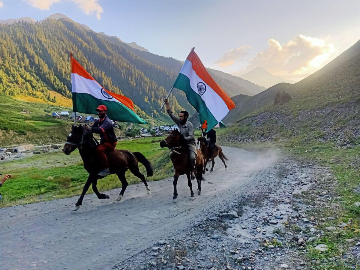 dwivedimk_ias's tweet photo. #HarGharTiranga beautiful picture from South Kashmir https://t.co/F2p3bpcTRz