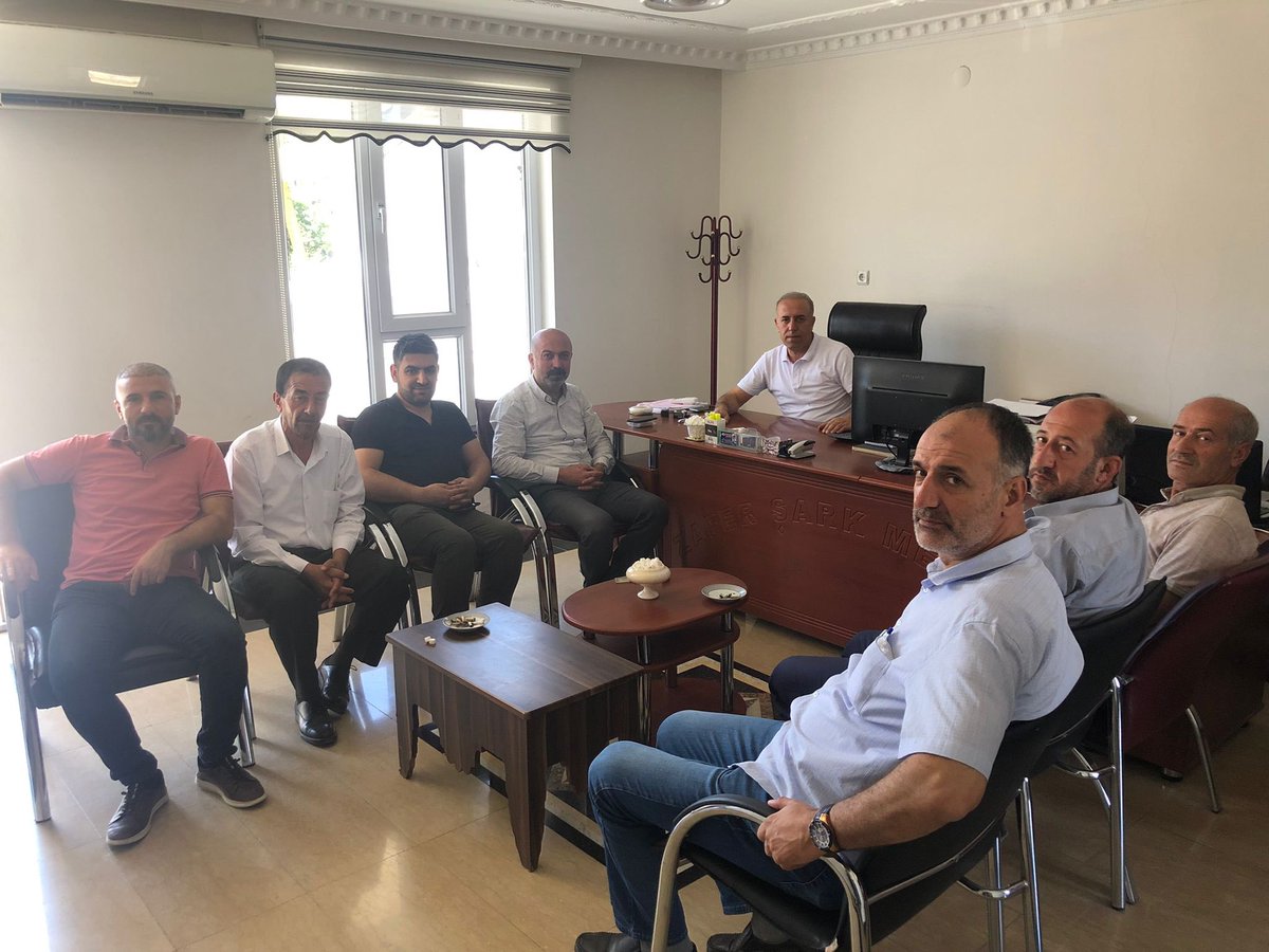 ersinalbayrak6's tweet photo. @devabitlis esnaf ziyaretlerimiz devam ediyor. Sayın @alibabacan başkanımızın selamlarını ilettiğimiz herkesin yüzünde bir tebessüm, yüreğinde umut oluşuyor. @devapartisi @Bitlise_Deva @burhanaksoy @fikretbakir13 @IzzetAmat @FeritEsmerGenc @GoldDavut @dilanbakir13 https://t.co/Z1cQEXOvKt