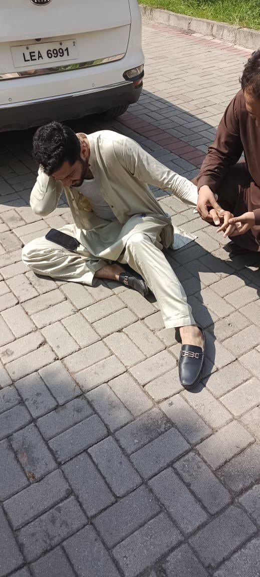 UdarOfficial's tweet photo. یہ غریب شہباز گل کا ڈرائیور ہے جو چند ہزار روپے کی نوکری کرتا تھا۔۔۔ ظلم کی انتہاء دیکھیں غریب کے کپڑے پھاڑ کر بے انتہاء تشدد کیا گیا https://t.co/pAErI4Uqaa