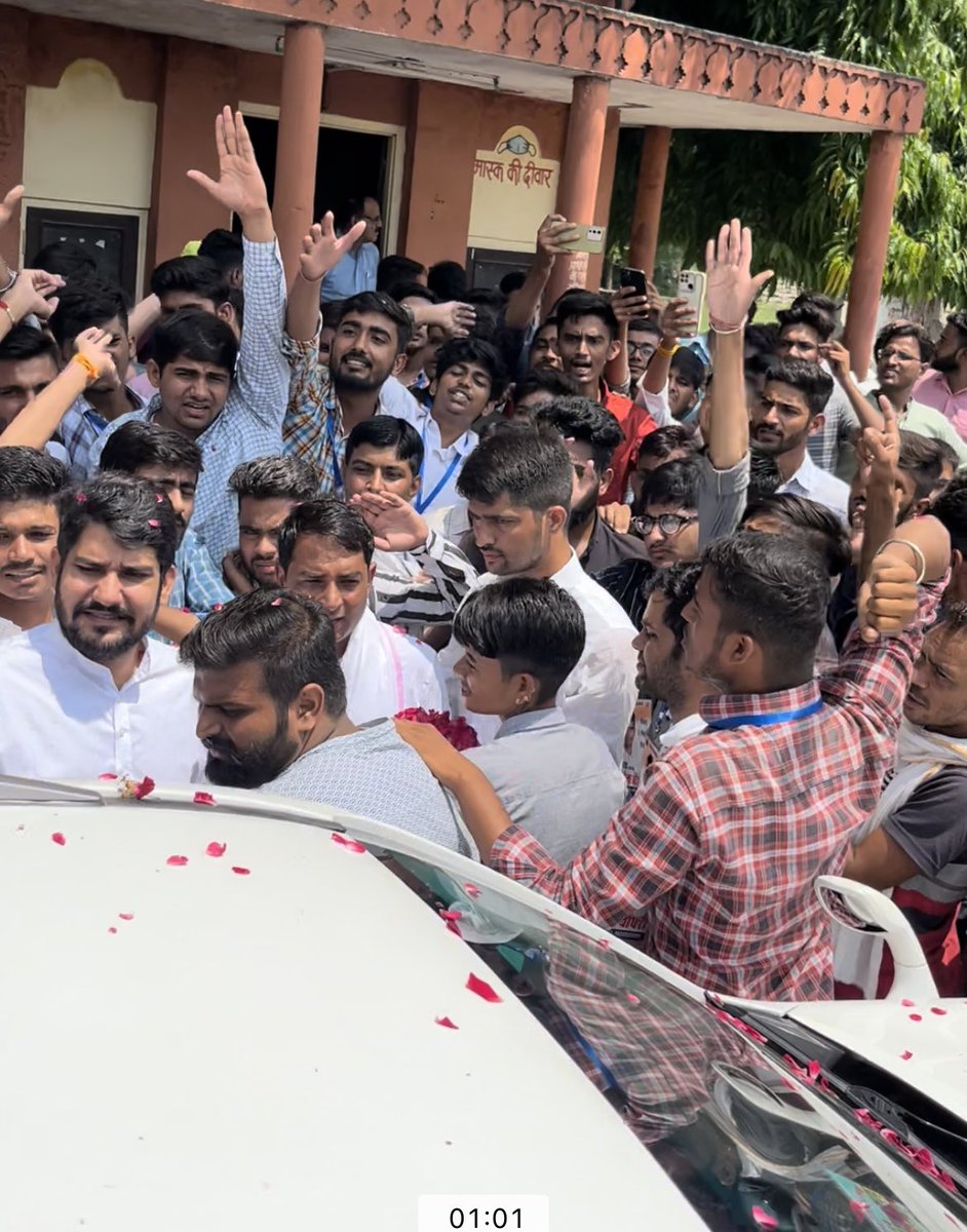 NirmlChoudhary's tweet photo. आज लाडनू विधायक बड़े भाई श्री @MukeshBhakar_ जी एवं पूर्व महासचिव राज. वि.वि. बड़े भाई @NareshMeenaINC जी के राजस्थान विश्वविद्यालय पधारने पर मुख्य द्वार पर स्वागत किया ॥
#NirmalChoudharyRU https://t.co/opqNQLX6KX