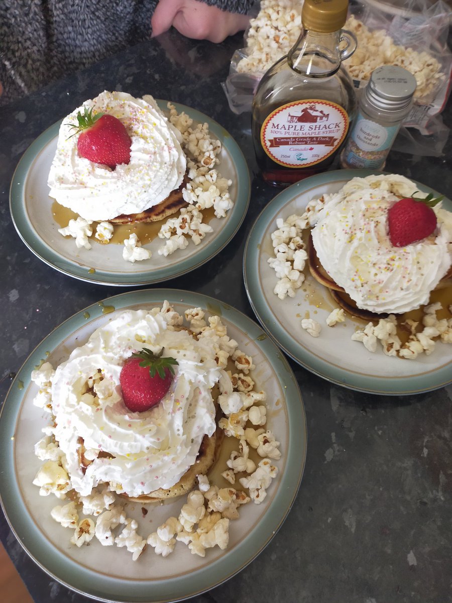 Jambeanie's tweet photo. Together Breakfast.
American pancakes
Maple syrup
Popcorn 🍿
Squirty cream
And one single solitary strawberry.
#TogetherBreakfast
#StevenUniverse https://t.co/8TiVvwZgMC