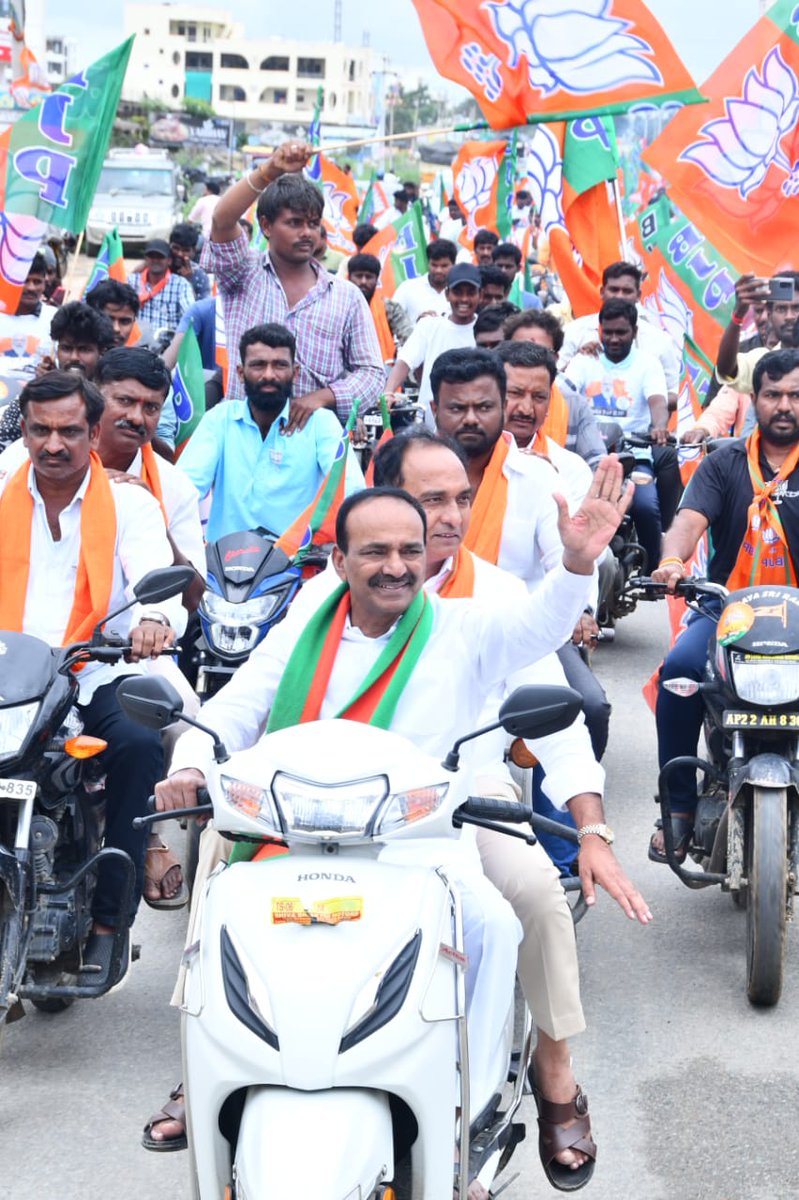 Eatala_Rajender's tweet photo. దేవరకద్ర నియోజకవర్గంలో "పల్లె గోస - బిజెపి భరోసా" బైక్ ర్యాలీలో పాల్గొని.. ఆనంతరం వివిధ పార్టీలకు చెందిన నేతలు పెద్ద ఎత్తున బిజెపి పార్టీలో చేరుతున్న సందర్భంగా వారికి కండువా కప్పి పార్టీలోకి ఆహ్వానించడం జరిగింది.

https://t.co/4CZrcvBpmx

#PalleGosaBJPBharosa https://t.co/iS4mlwppnt