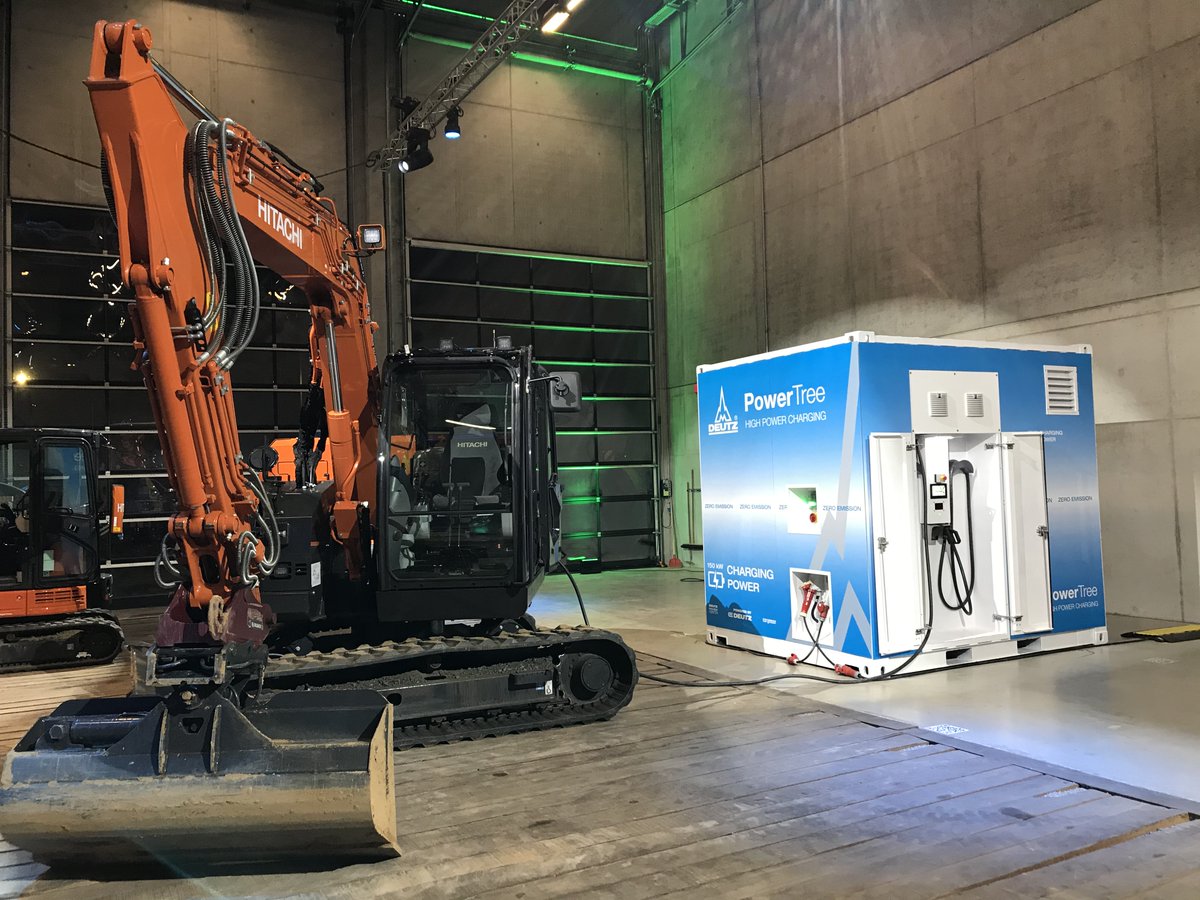 deutz_ag's tweet image. Wir haben den ersten großen Serienauftrag für unseren #Powertree abgeschlossen: 17 der Schnellladestationen versorgen künftig die E-Baufahrzeuge von KTEG auf der Baustelle mit #Energie. Ein wichtiger Schritt in Richtung #klimaneutrale Mobilität: bit.ly/3BSaiMk 

#eDeutz