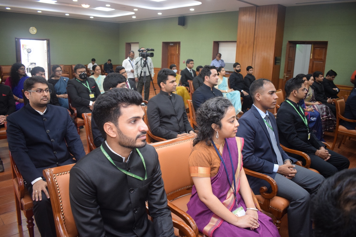 VPIndia's tweet photo. Indian Information Service officers of the batches 2018 and 2019 called on the Vice President, Shri M. Venkaiah Naidu at Upa-Rashtrapati Nivas today. https://t.co/qfNOv7nxlJ