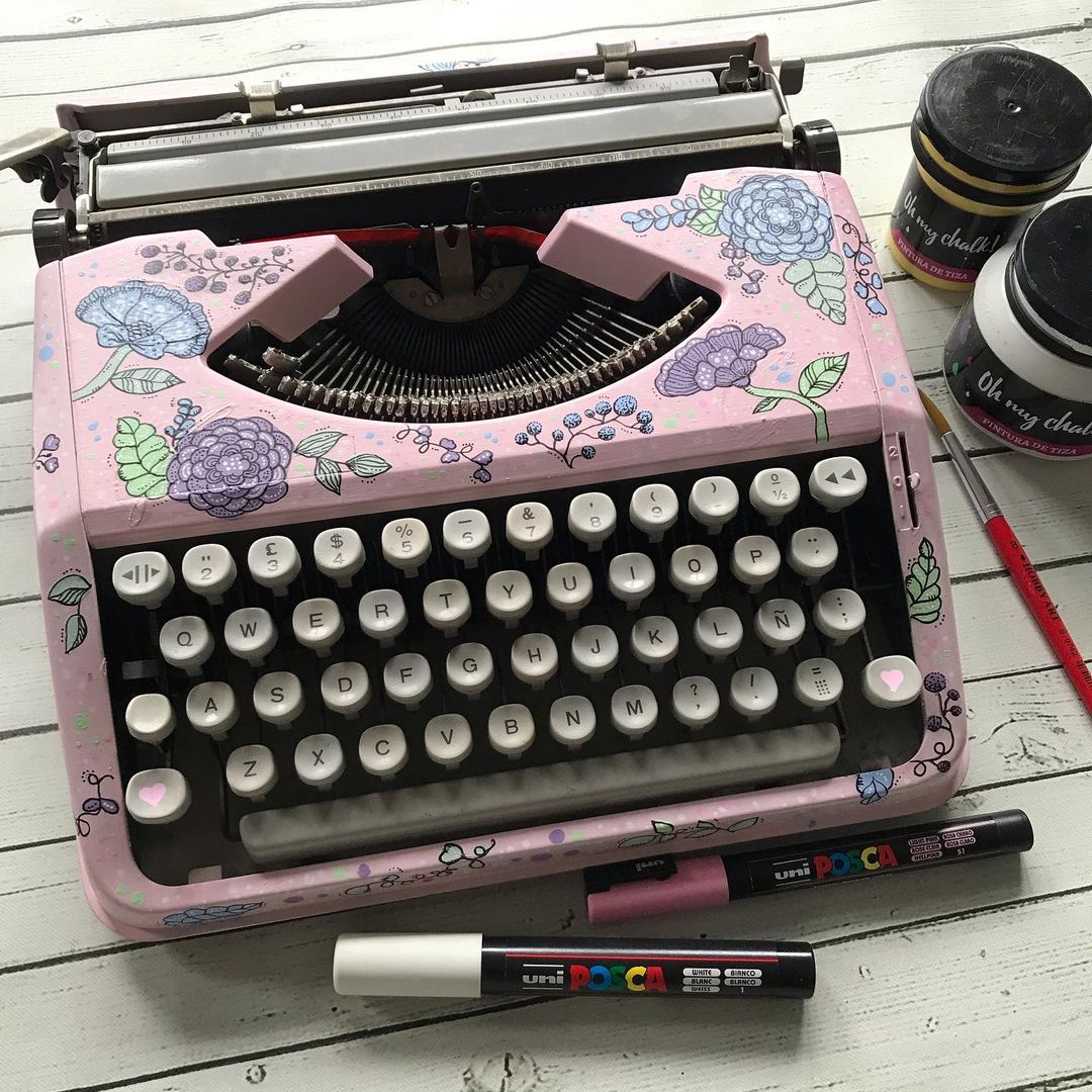 poscauk's tweet photo. A long time agoโฆ well not that long agoโฆ people used typewriters! This one has been pulled into the modern era by @estudiovibra using POSCA! Have you ever used a typewriter?! ๐
#POSCA #POSCAart #POSCACustom #DIY #Upcycle #Creative #POSCAcreate #Art #POSCAdesign #Design https://t.co/hn9eT0WVus
