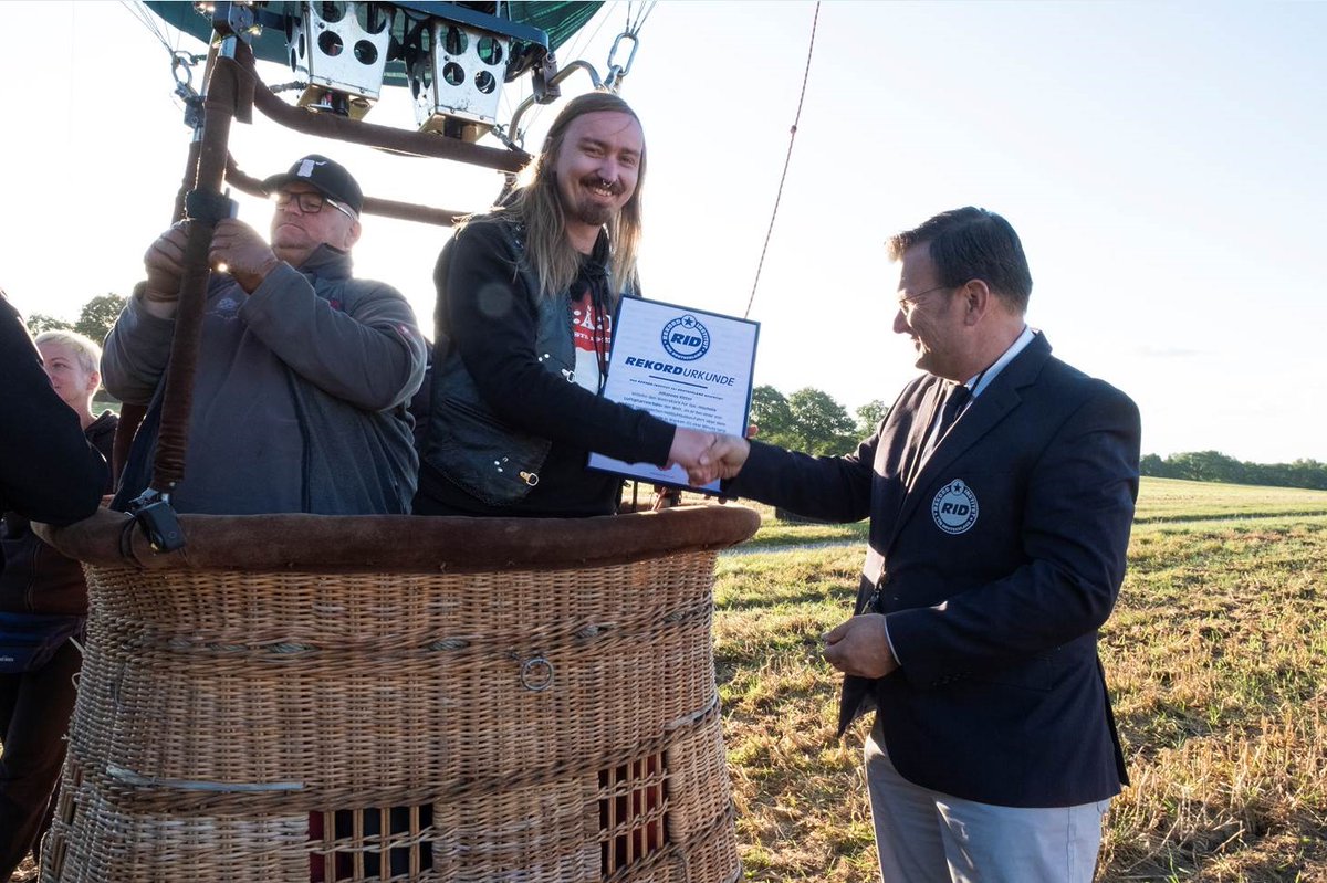 Wacken 2022 recap: New world record - Highest air guitar solo on the planet eventmasterbook.de/magazin/neuer-… #wacken2022 #worldrecord #airguitar #event #festival #metal #Haribo #RID