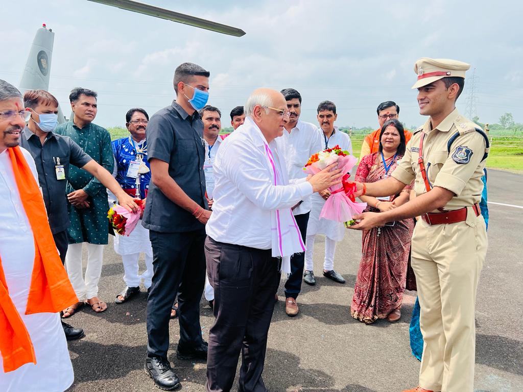 विश्व आदिवासी दिवस कार्यक्रम के मुख्य अतिथि गुजरात के माननीय मुख्यमंत्री श्री भूपेंद्र भाई पटेल का झालोद हैलीपैड पर स्वागत का अवसर मिला.. 
#Gujarat 
#adivasidivas 
#dahod