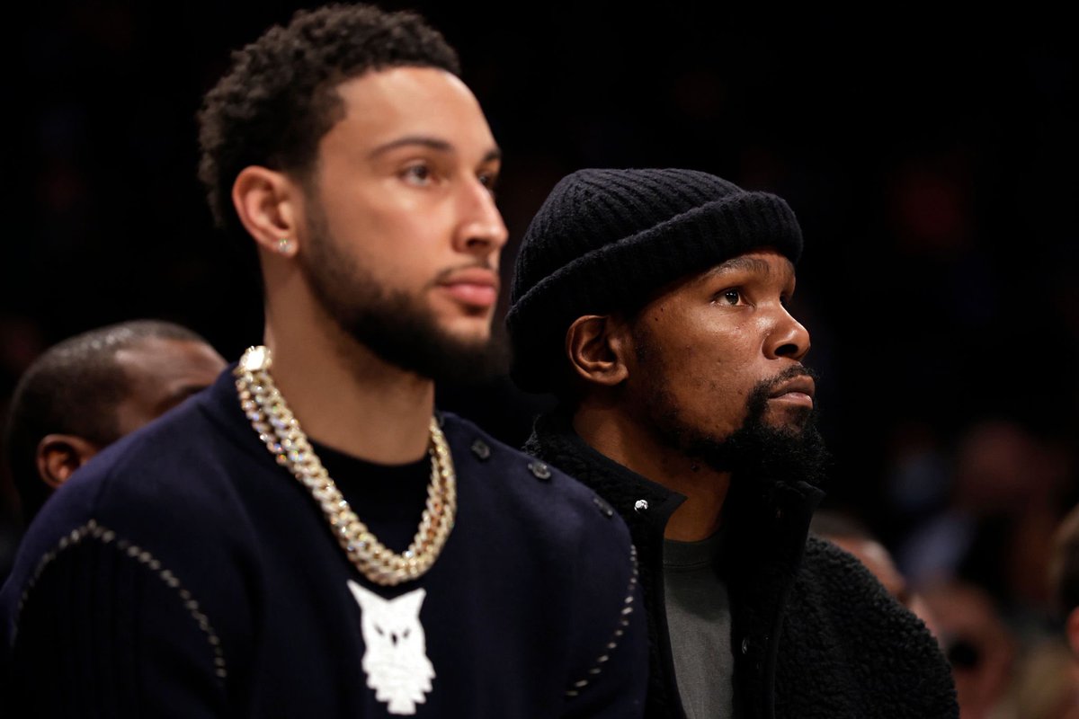 Celtics serisinin 4. maçından önce Nets oyuncuları, sohbet grubunda şu soruyu sordu: ❓'Simmons, sıradaki maçta oynayacak mı? ' ➡️Ben Simmons, bu soruya herhangi bir cevap vermeden gruptan ayrıldı! ➡️Kevin Durant'ın ise bu duruma epeyce öfkelendi! 🎙️Ric Bucher