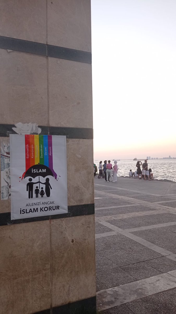 dailyislamist's tweet photo. 📸 | Dalga dalga yayılıyor: İzmir'de birçok noktaya "Ailenizi Ancak İslam Korur" yazılı afişler asıldı. https://t.co/oFyLt9s1Tr