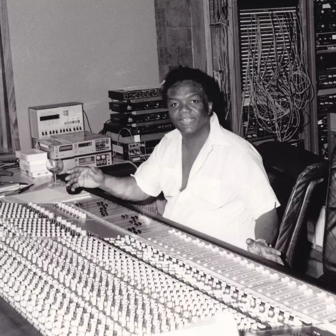 Lamont Dozier van het iconische trio Dozier-Holland-Dozier is overleden. Het trio schreef tal van hits als Baby Love, Heat Wave, Stop in the name of love, You can't hurry love, Jimmy Mack, Reflections, Please Mr Postman en zoveel meer. Hij werd 83 jaar. #lamontdozier