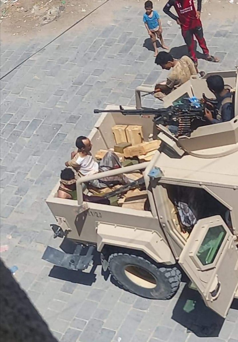 القوات الجنوبية تغتنم عربة مدرعة جا الحوثي لا بيحان ولا شفنا ذل المدرعات والسلاح لاكن الله اردة لأبناء الجنوب غنائم